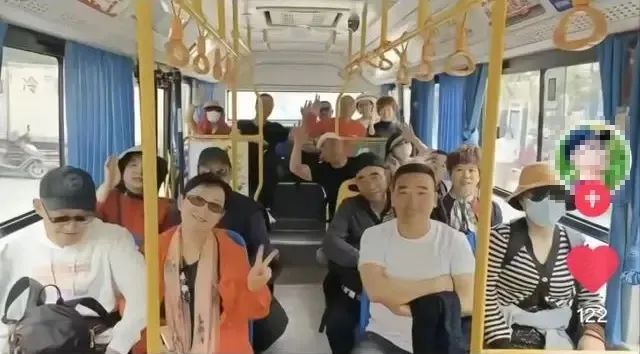 公交車接游客，貨車拉行李，國內游市場上演“手慢無”