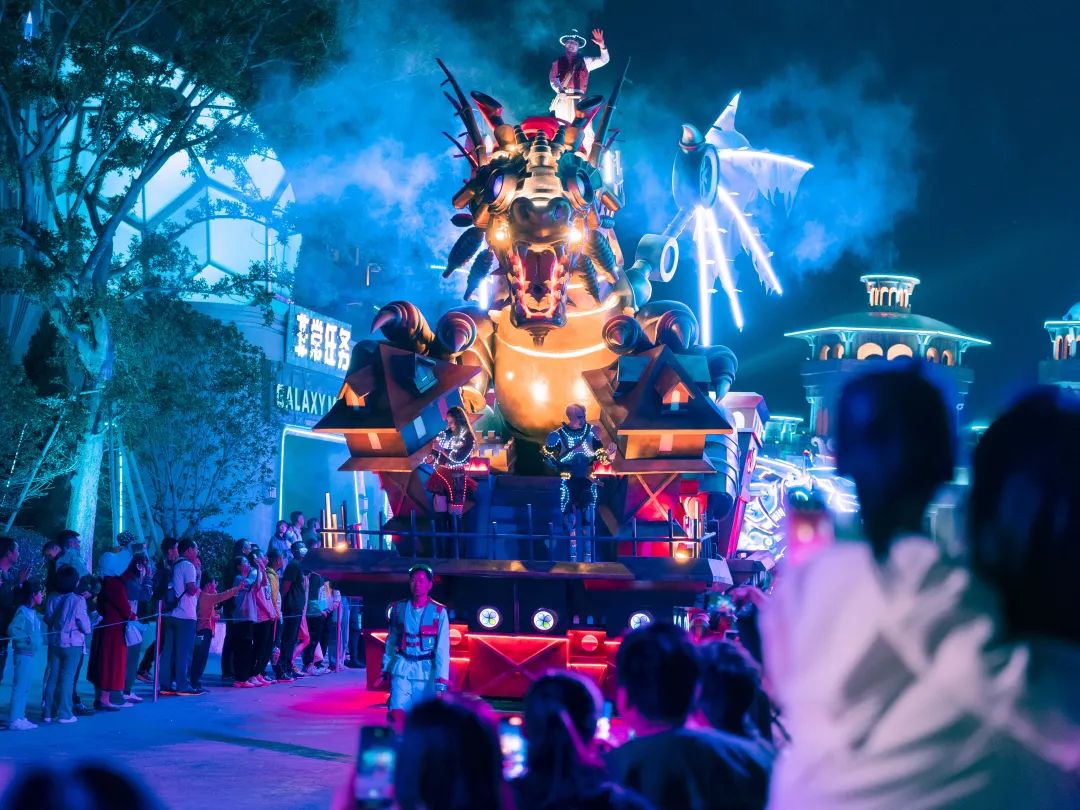 單日超7萬人次！襄陽華僑城奇幻度假區(qū)夜游引爆暑期文旅市場