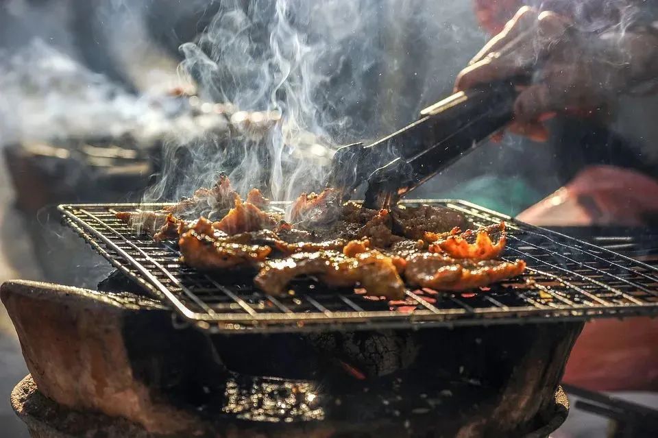從淄博燒烤、貴州村超到天津跳水大爺，文旅的流量秘密究竟是什么