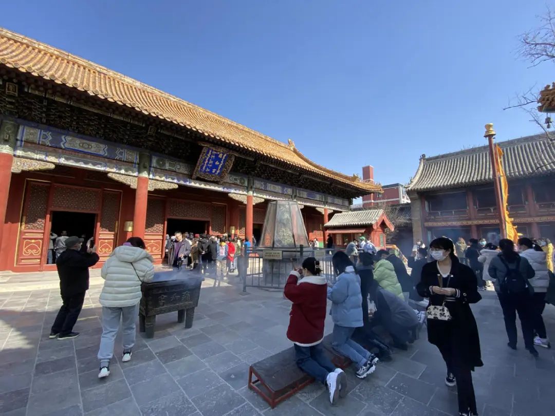 寺廟咖啡爆火后，年輕人又扎堆去廟里吃素齋了？