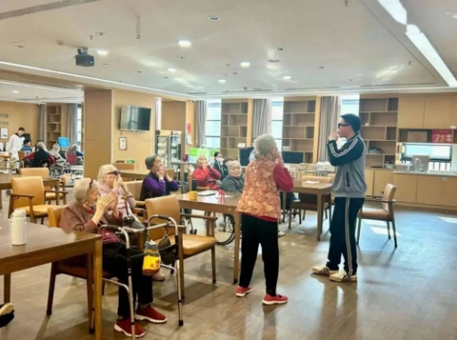 政府工作報告13次提及！社區嵌入式養老模式正在破局