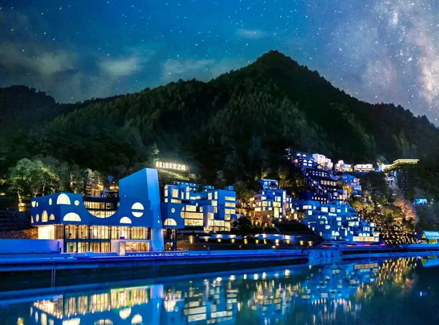 懸崖上的天空之城：那云溫泉度假村