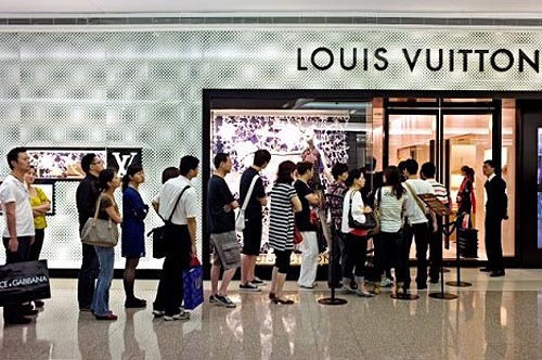 港媒稱：內地網購奢侈品增勢強勁 每筆平均約2300元