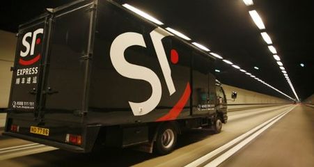 順豐小哥被打惹快遞業眾怒 職業尊嚴何處安放？