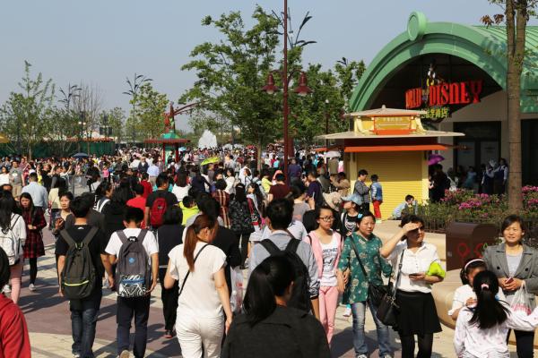 上海迪斯尼迎五一小長假 開門一小時人數破萬