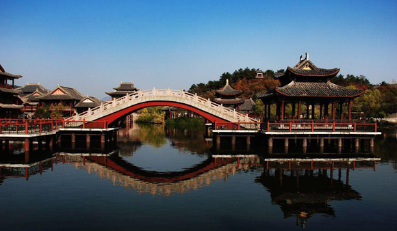 城鄉(xiāng)融合：中國(guó)特色小鎮(zhèn)的橫店模式
