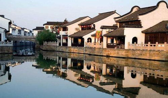 創建旅游風情小鎮要增特色添魅力