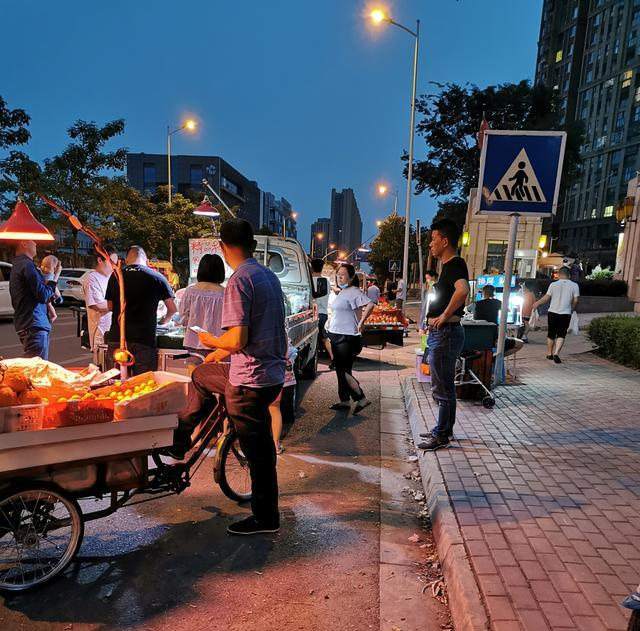 “地攤經濟”會擠占商業地產的生存空間嗎？