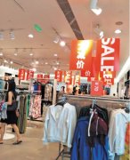 優衣庫、H&M等搶跑打折季 快時尚品牌“過度消費”？
