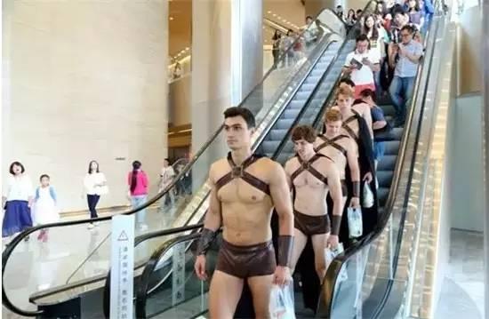 一大群外國裸男北京街頭扮&ldquo;斯巴達勇士&rdquo;宣傳某品牌產品
