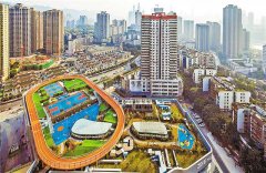 重慶南岸區一購物中心樓頂建起1.7萬平米運動場