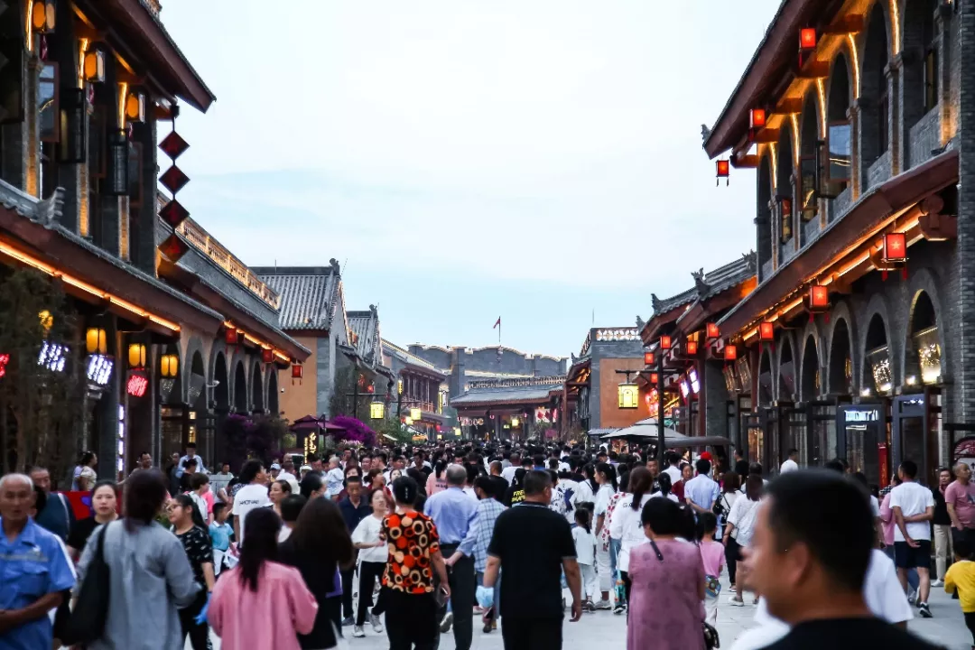 萬(wàn)達(dá)這條新開(kāi)的紅街,一個(gè)月200萬(wàn)人次流量!如何做到的?